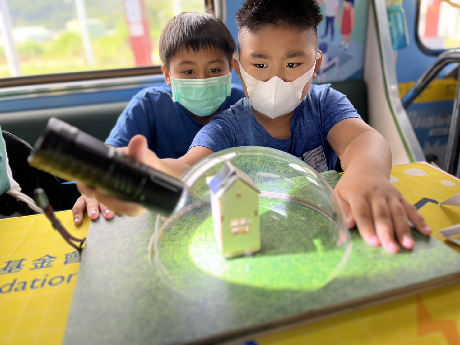 5001拉斯维加斯參與基礎科學主題車廂，以STEAM教學精神，設計「逐日科學家」、「太陽能工程師」以及「淨零建築師」三大能源科普課程和實驗