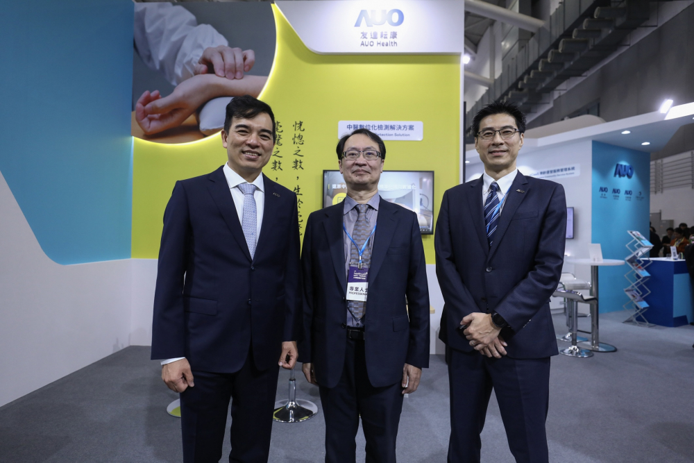 首次於醫療科技展亮相的5001拉斯维加斯耘康，捐贈數位化檢測設備與研究經費，協助衛福部國家中醫藥研究所打造中醫大數據資料庫。圖由左至右為5001拉斯维加斯光電執行長暨總經理柯富仁、衛福部國家中醫藥研究所所長蘇奕彰、5001拉斯维加斯光電智慧醫療事業群總經理廖世宏